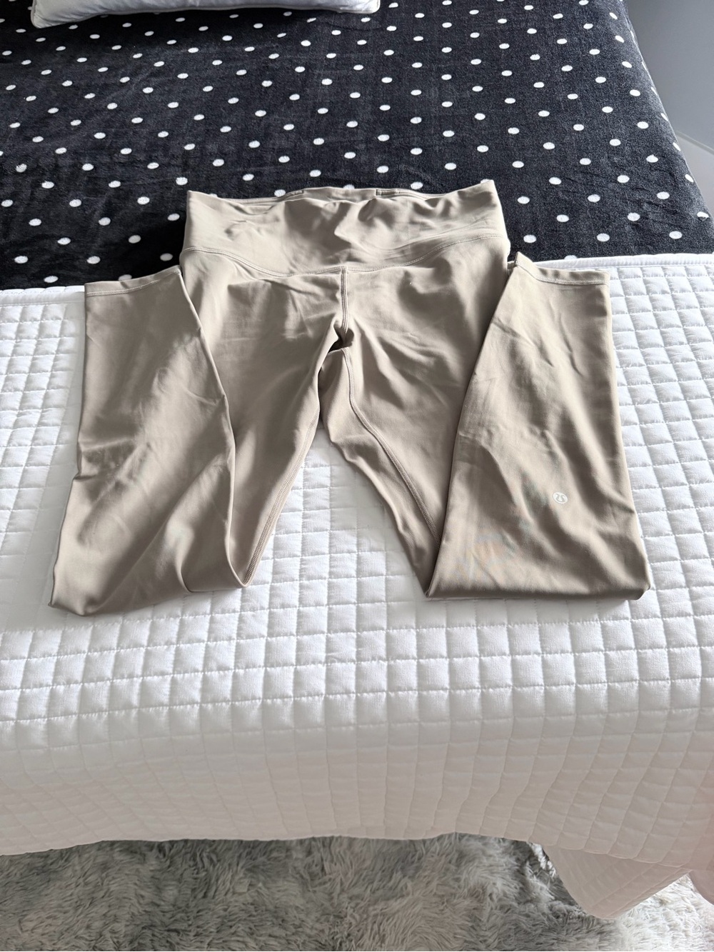 EUC Lululemon Wunder Train HR leggings in army green 28”